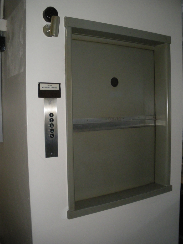 W104 Dumbwaiter (goods lift)