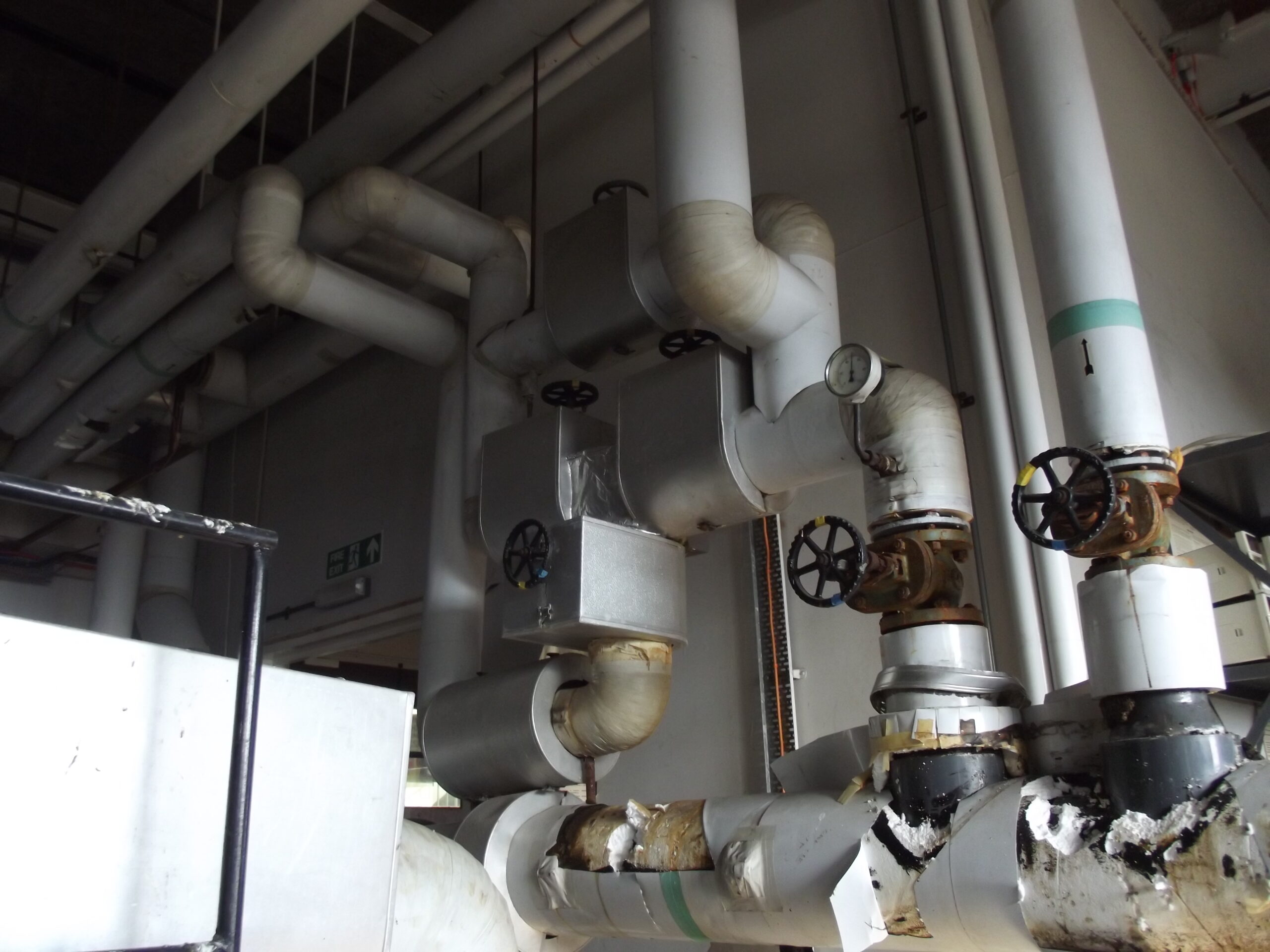 W407 rooftop air conditioning plant room - CHW pipes