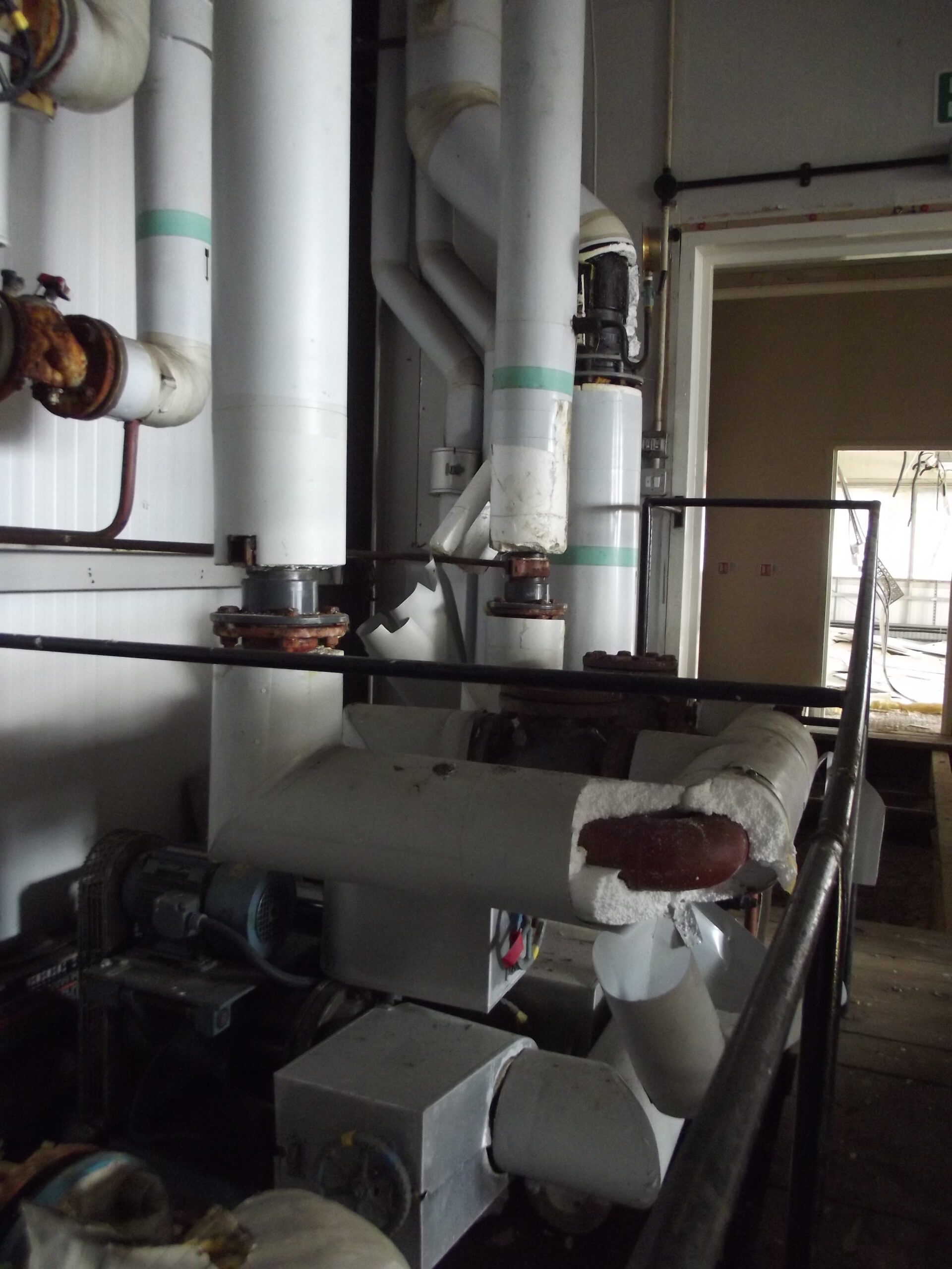 W407 rooftop air conditioning plant room - CHW pipes